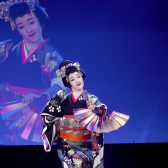 Мао Аска исполняет традиционный танец с веером на открытии Фестиваля J-Fest 2013