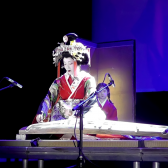 Кикукава-таю играет на кото и поет