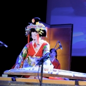Кикукава-таю поет и играет на кото - старинном японском струнном инструменте
