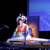 Кикукава-таю играет на кото и поет
