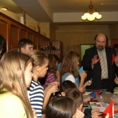 Директор Московского клуба оригами Роман Свиридов с юными участниками праздника